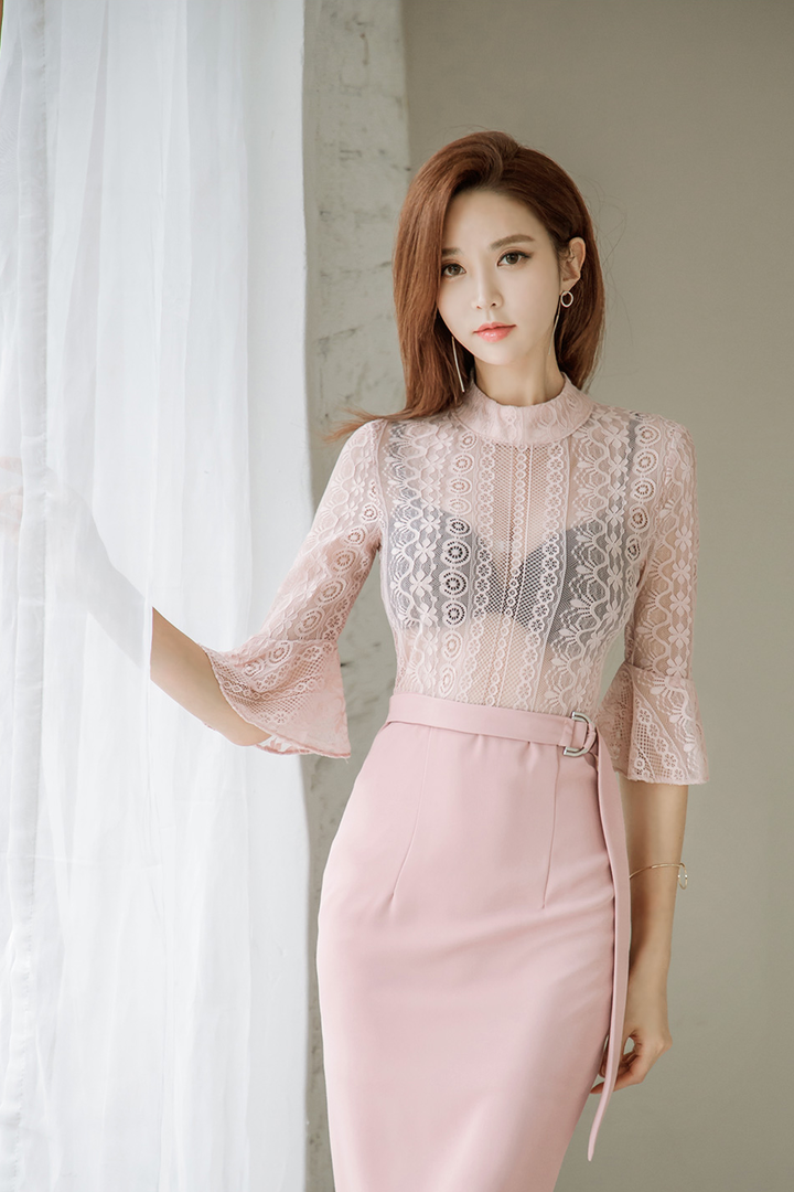 站在窗帘边的韩国美女明星朴秀妍写真