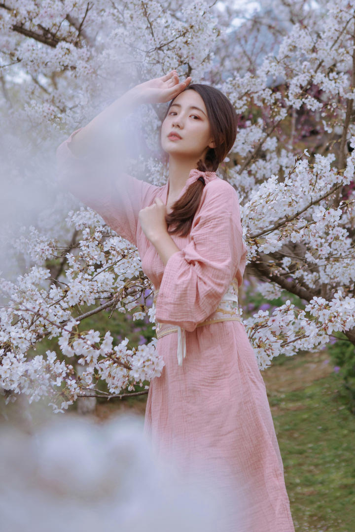桃花林中的清纯女生头像小四月图片