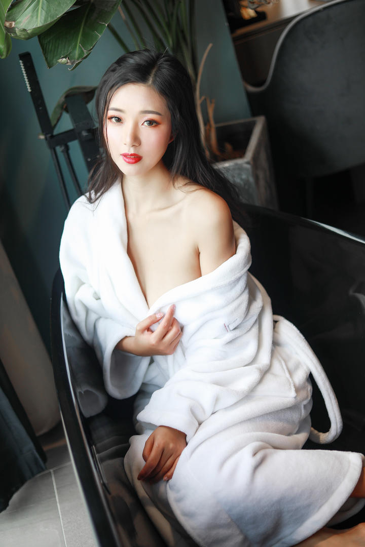 穿着浴裙的性感美女诱惑图片