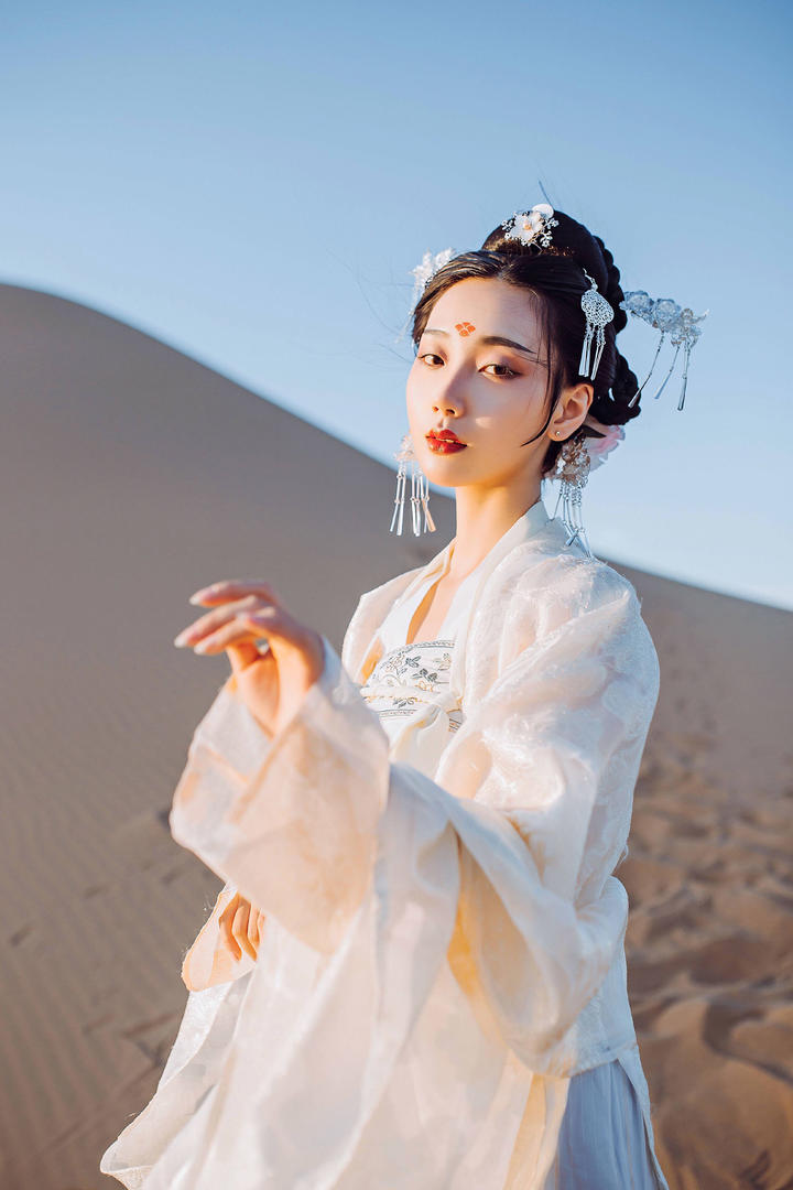 沙漠中的古装汉服美女人体艺术摄影图片