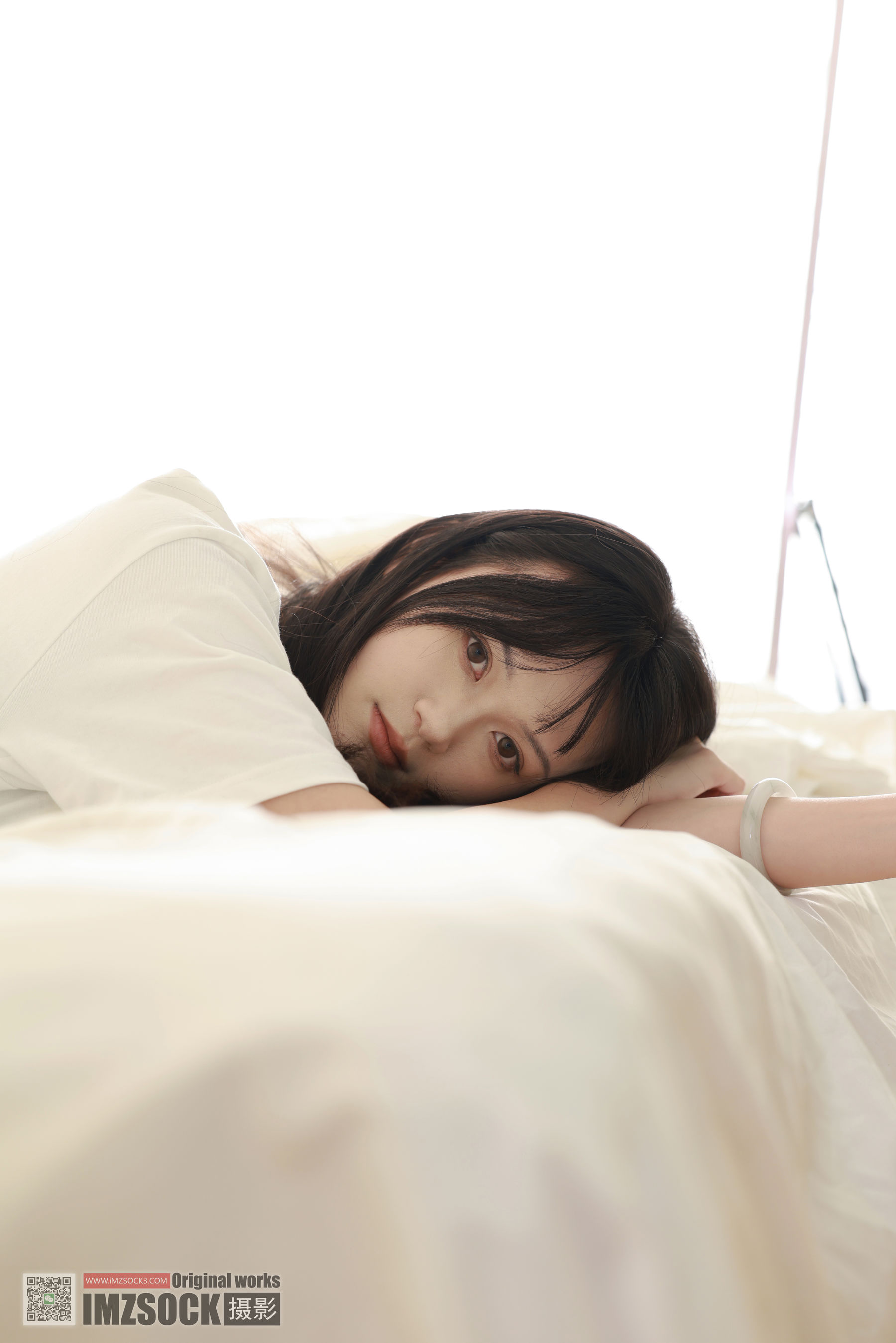 MZSOCK爱美足模特梦瑶白色T恤牛仔长裤阳光写真