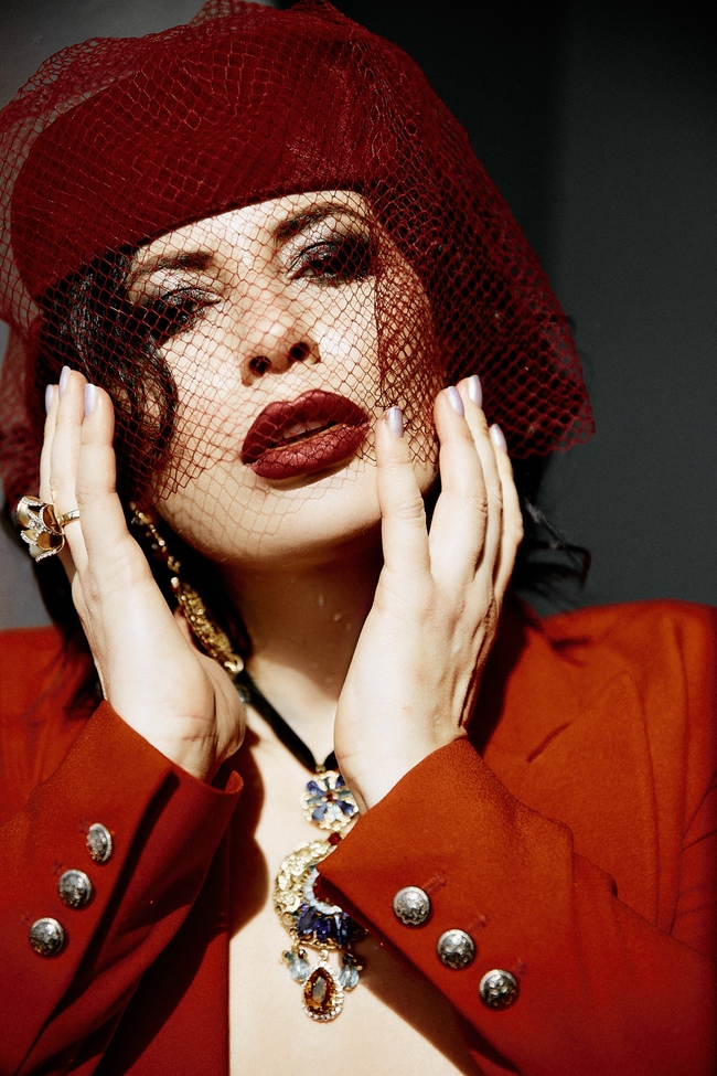 性感妖娆红唇御姐风美女人像摄影图片