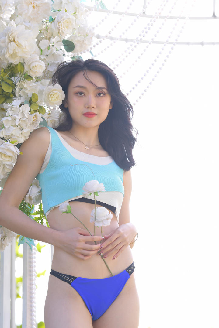 奇秀网泳装美女模特写真图片