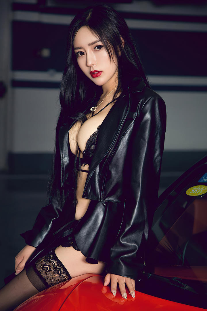 美艳性感大胸美女车模销魂写真套图