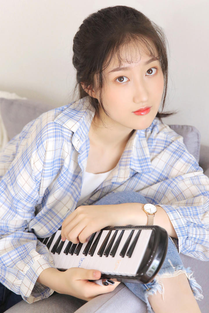 抱着电子琴的清纯美女