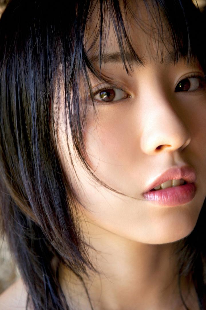 日本短发美女脸部特写图片