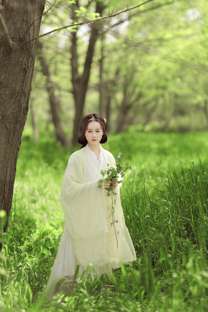 采摘鲜花的温柔古装气质美女艺术照图片