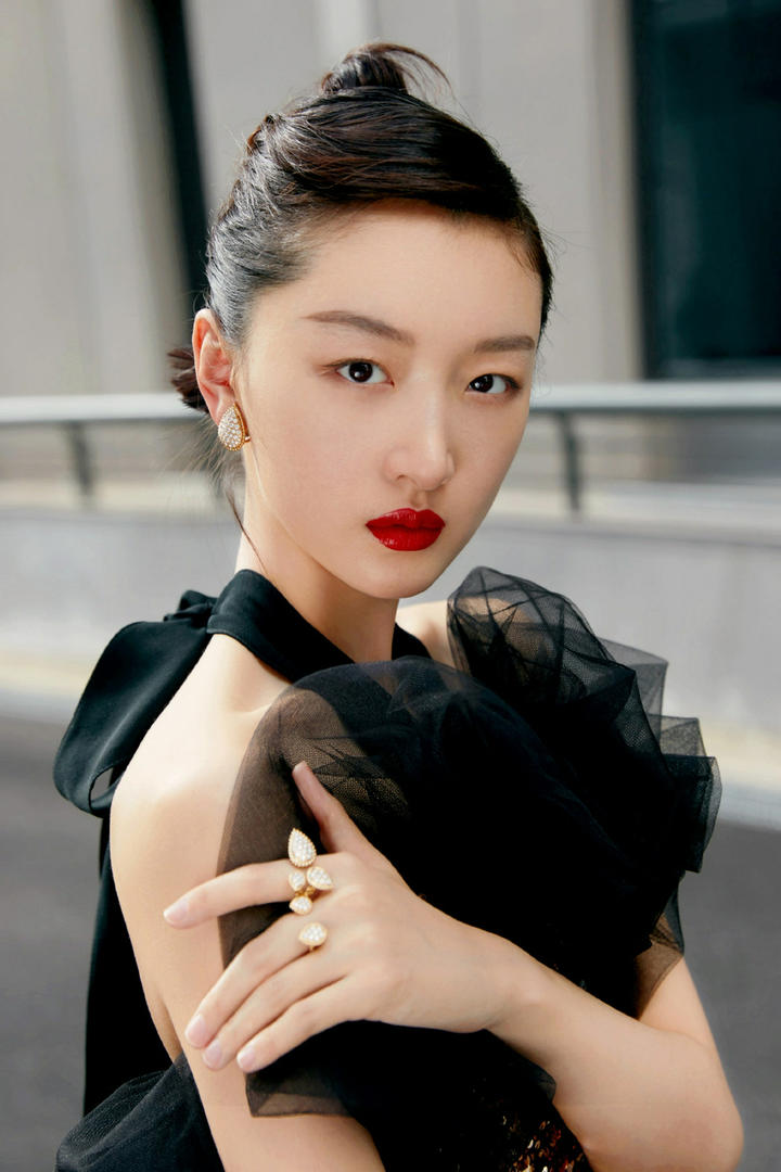 性感红唇美女明星周冬雨写真图片