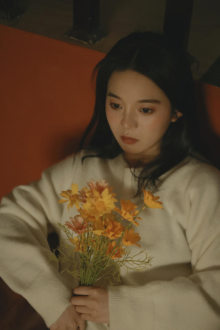 捧着黄色鲜花的美女qq头像女生图片