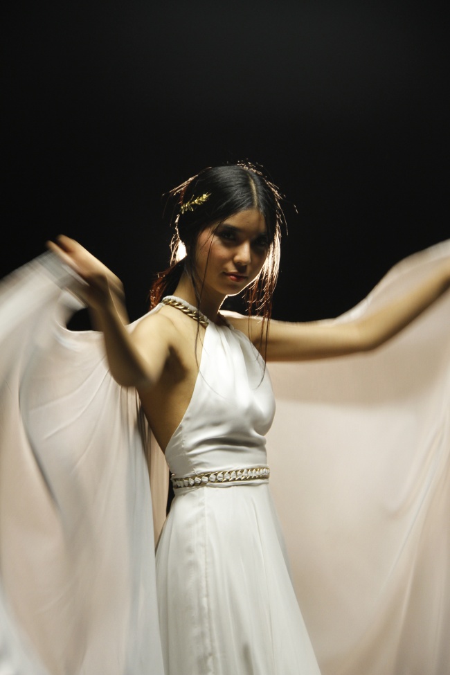 挂脖白色礼服美女图片