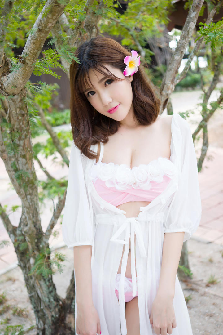 头戴花朵的性感清纯美女写真