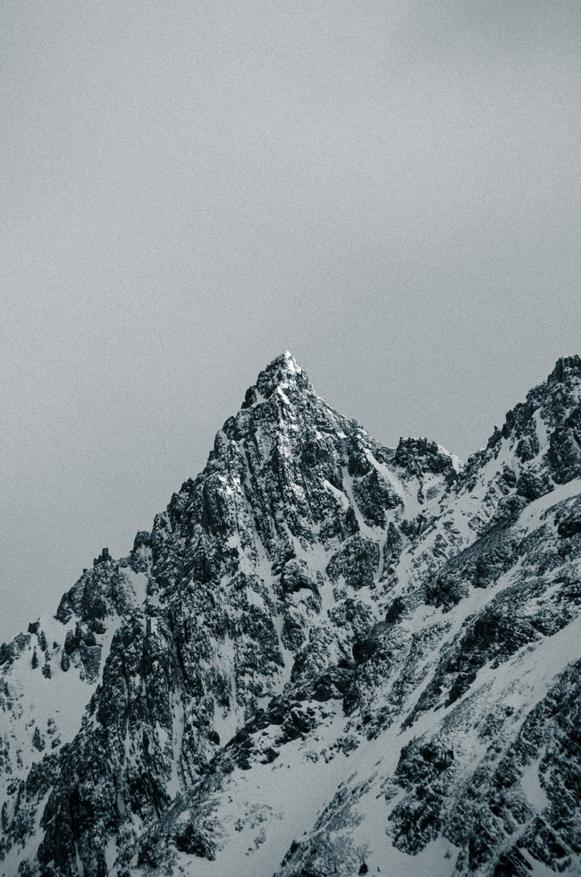 巍峨雪域高山灰色调摄影图片
