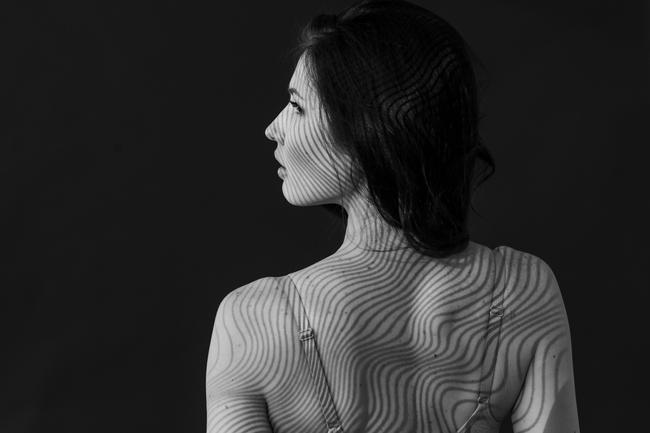 黑白单色调性感美背人像艺术写真图片