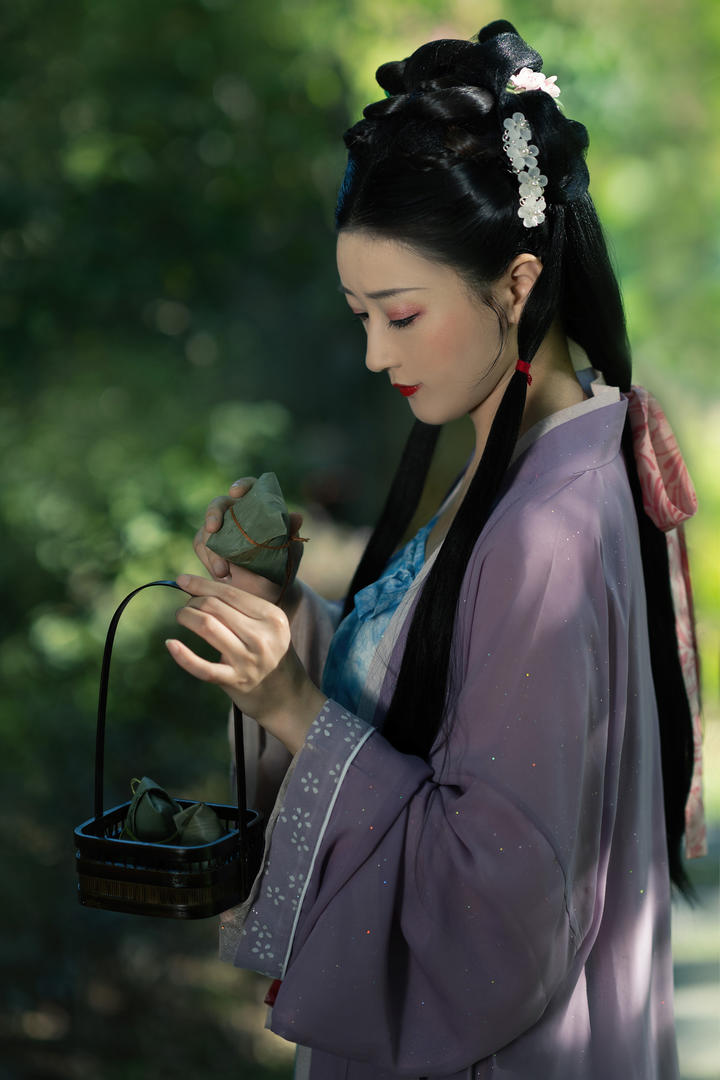 吃粽子的清纯古装美女个人写真图片
