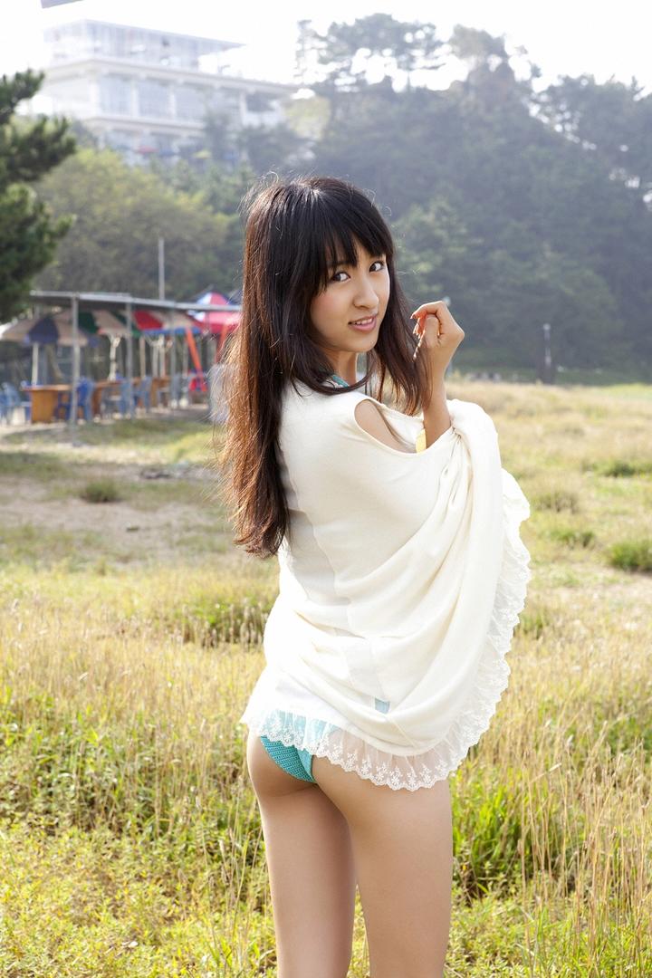 没穿裤子的日本清纯女生户外写真图片