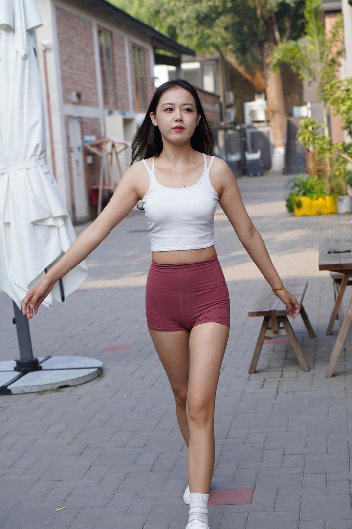 国产美女街拍红色瑜伽裤勒痕凹陷图片