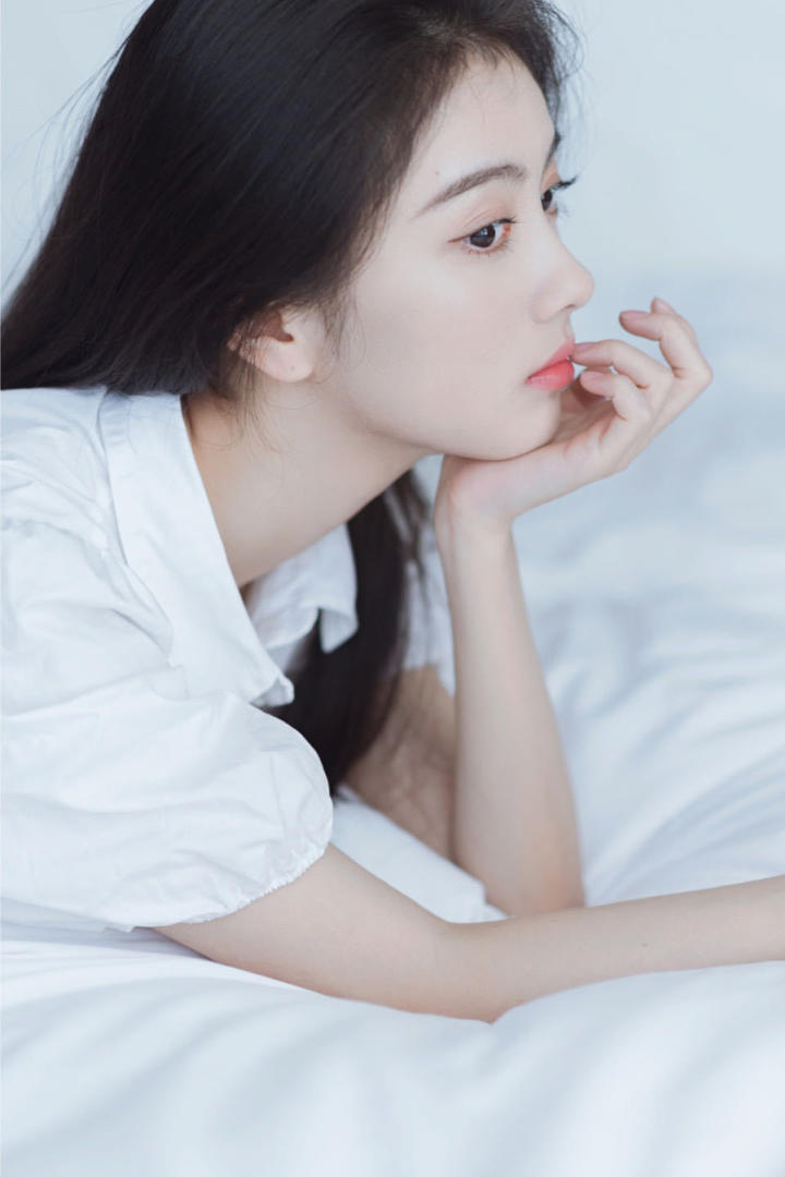 趴在床上的清纯甜美女生图片