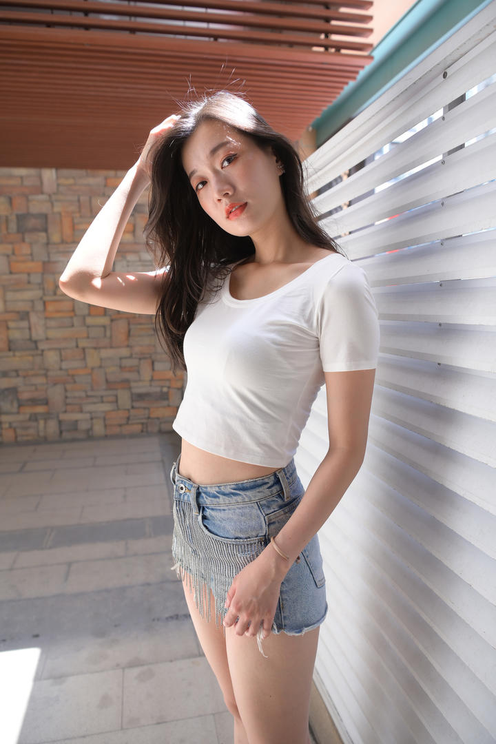 穿超短裤的韩国美女模特街拍图片