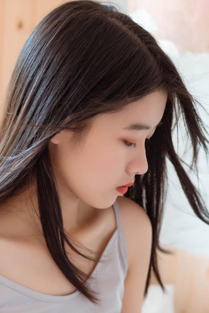 超高清白嫩清纯甜美美女写真图片