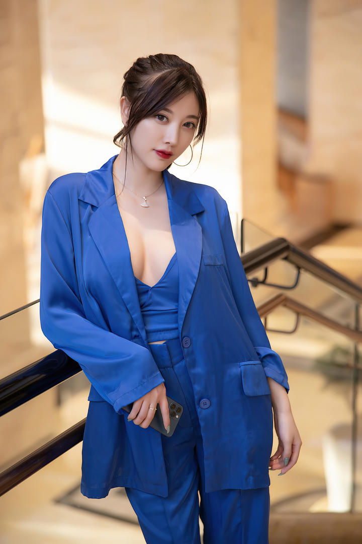 国产精品自拍杨晨晨蓝色西装气质美女写真图片