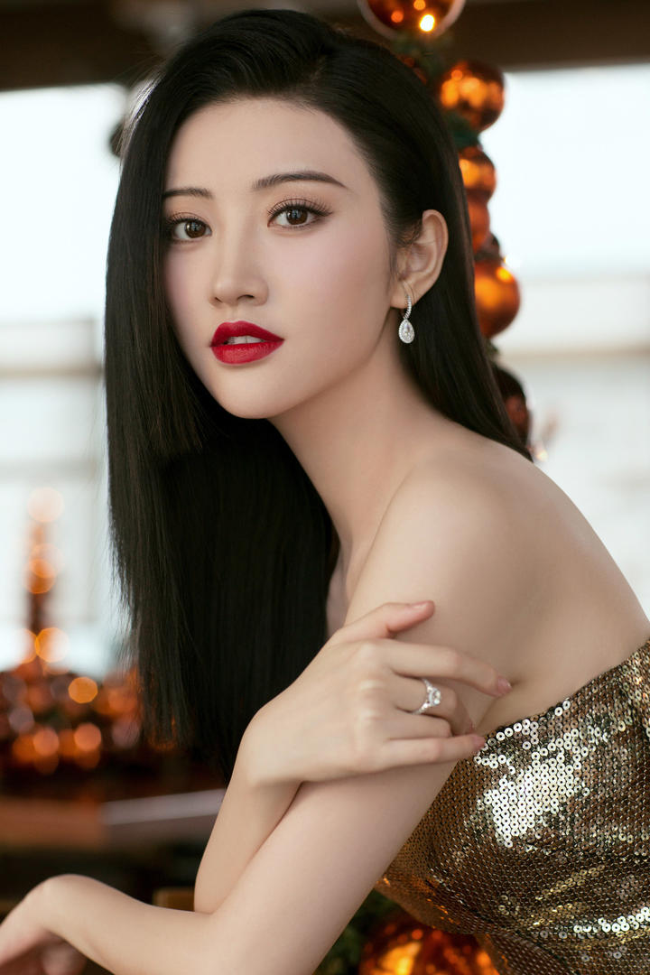 穿抹胸亮片裙的美女明星景甜写真图片