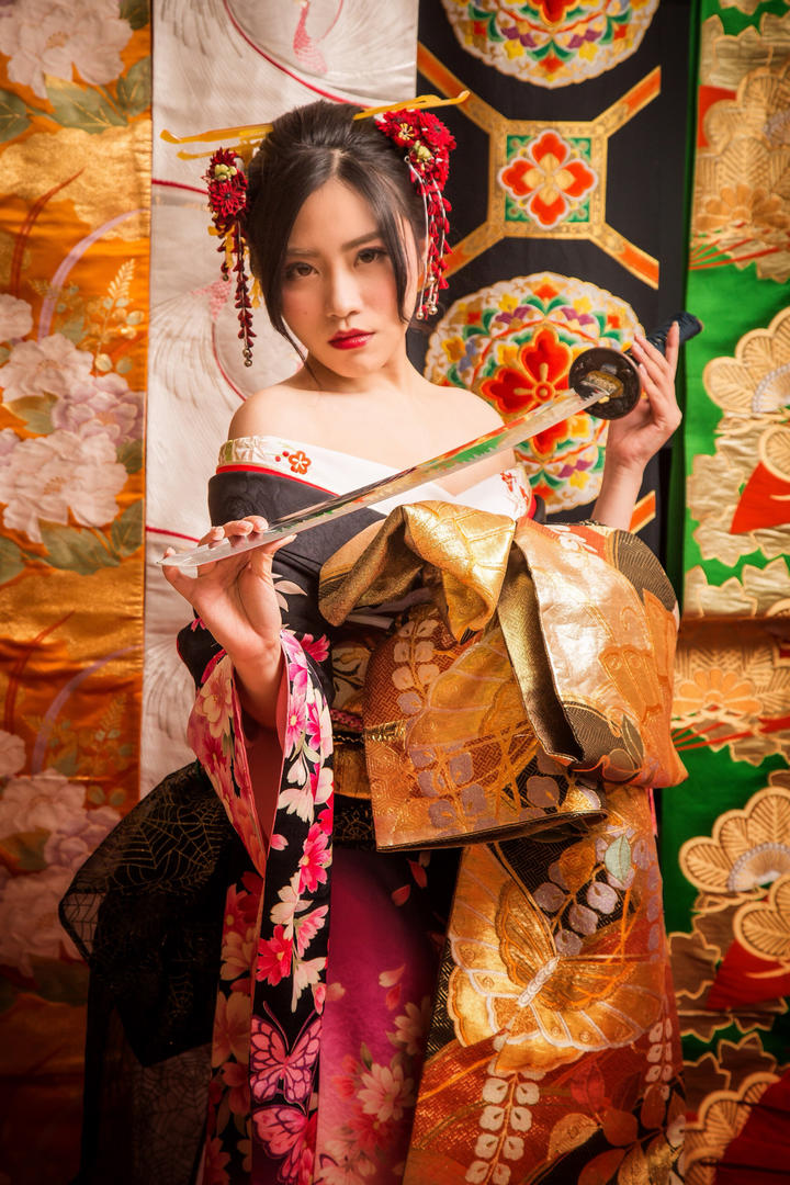 拿着武士刀的日本和服美女艺术摄影图片