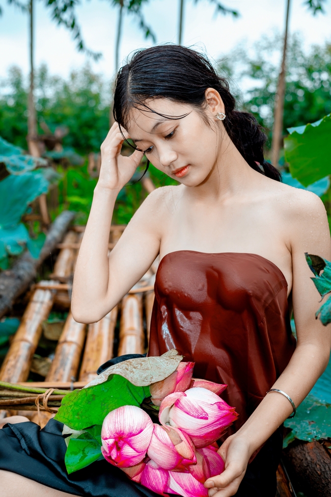 性感荷塘湿身诱惑少女人体艺术写真图片