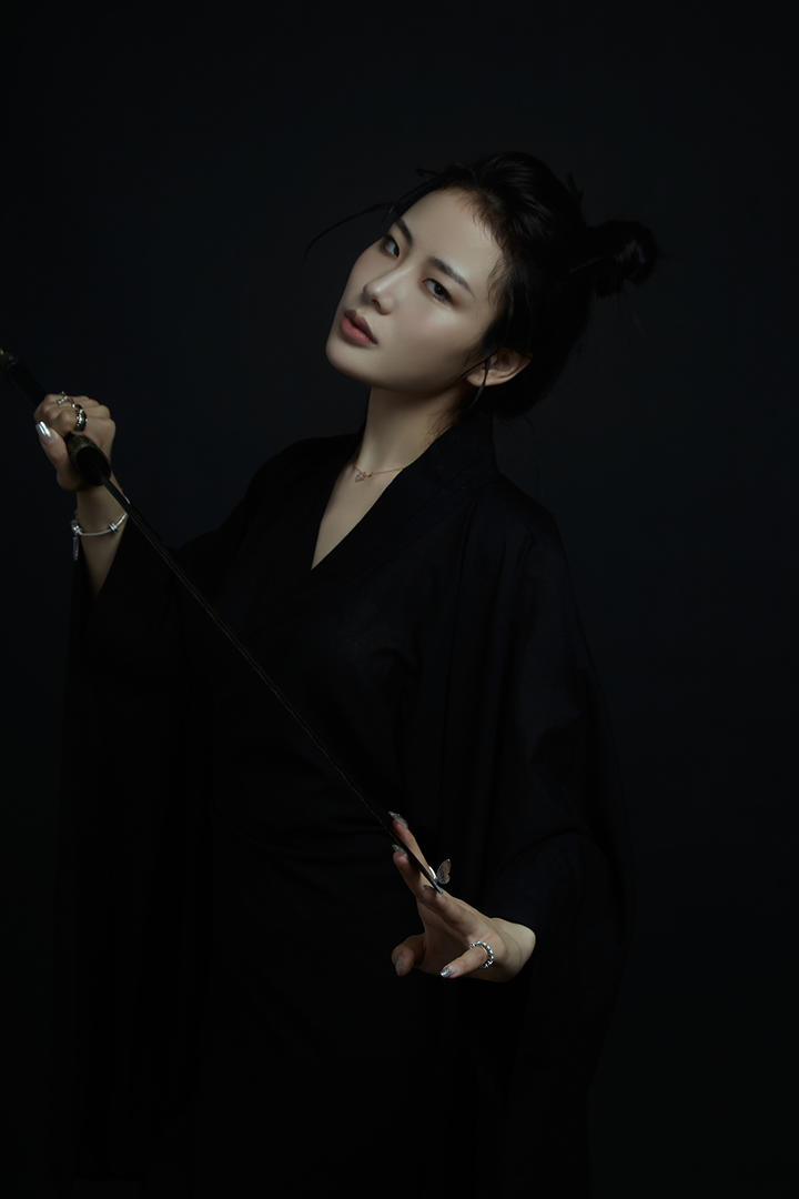 古典高冷女侠客人像艺术写真图片