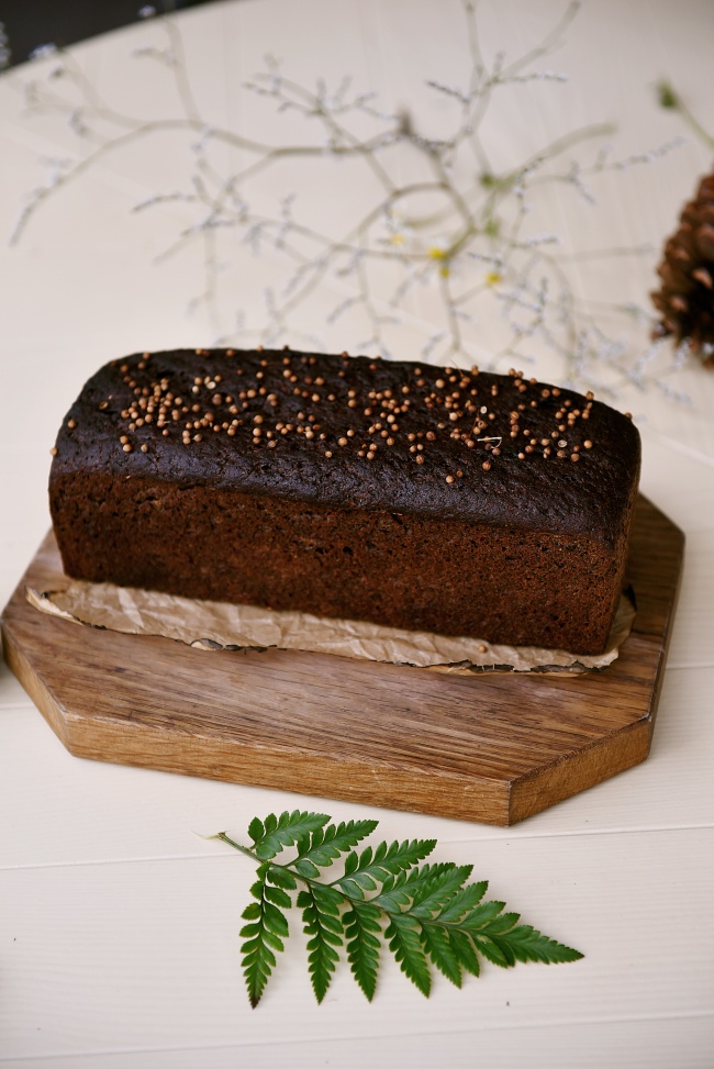 刚出炉的枣泥吐司面包图片