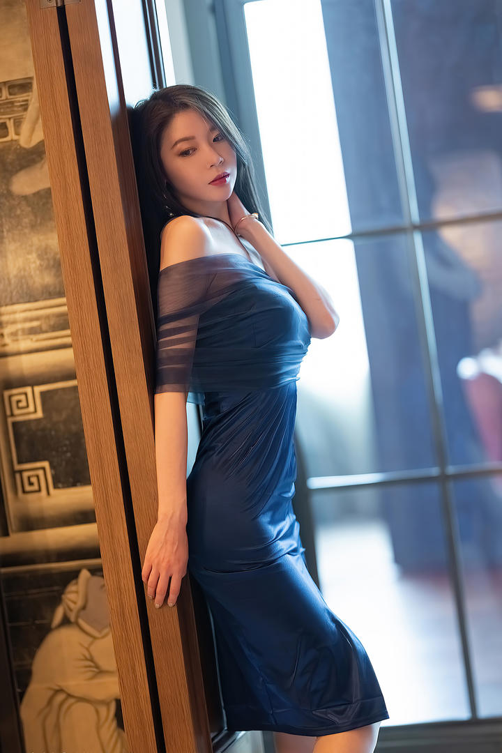 优雅成熟的气质美女梦心月写真图片