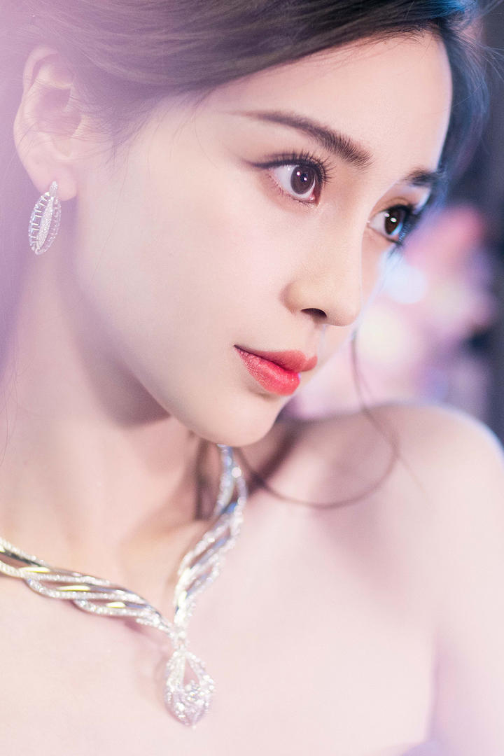 大眼睛的美女明星杨颖图片