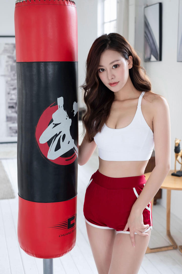 漂亮性感卷发美女健身高清图片