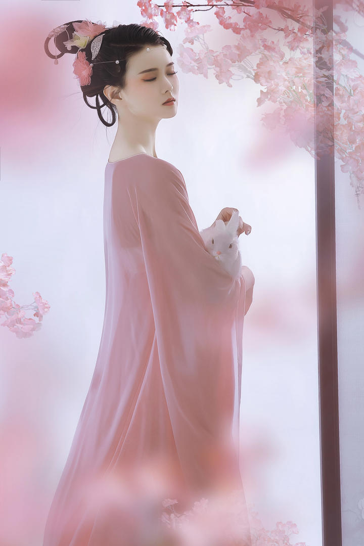 抱着小白兔的唯美古装美女艺术写真图片