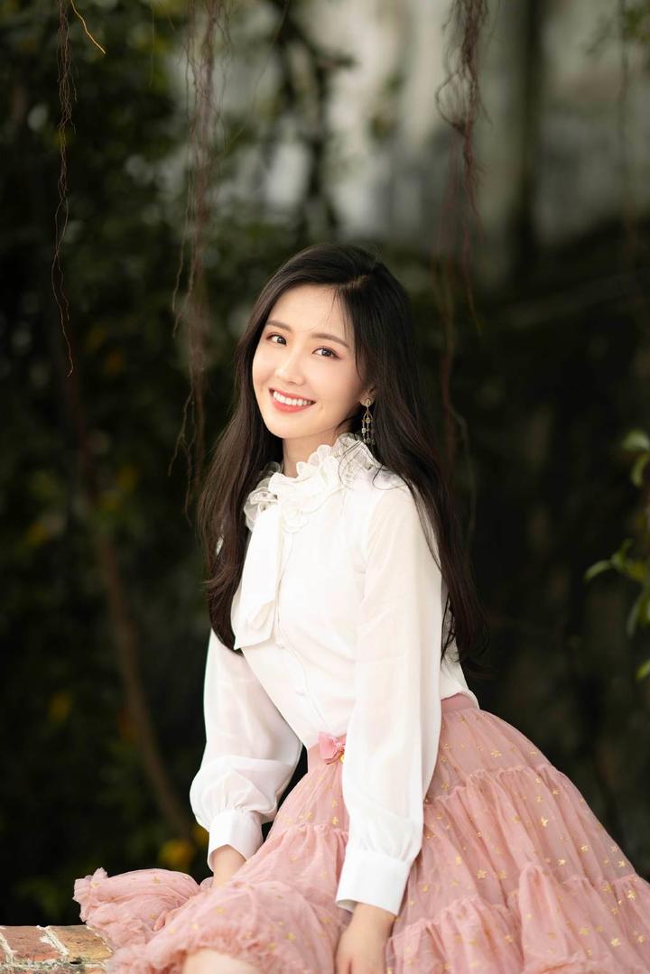 女星王艺瑾粉裙甜美写真图片