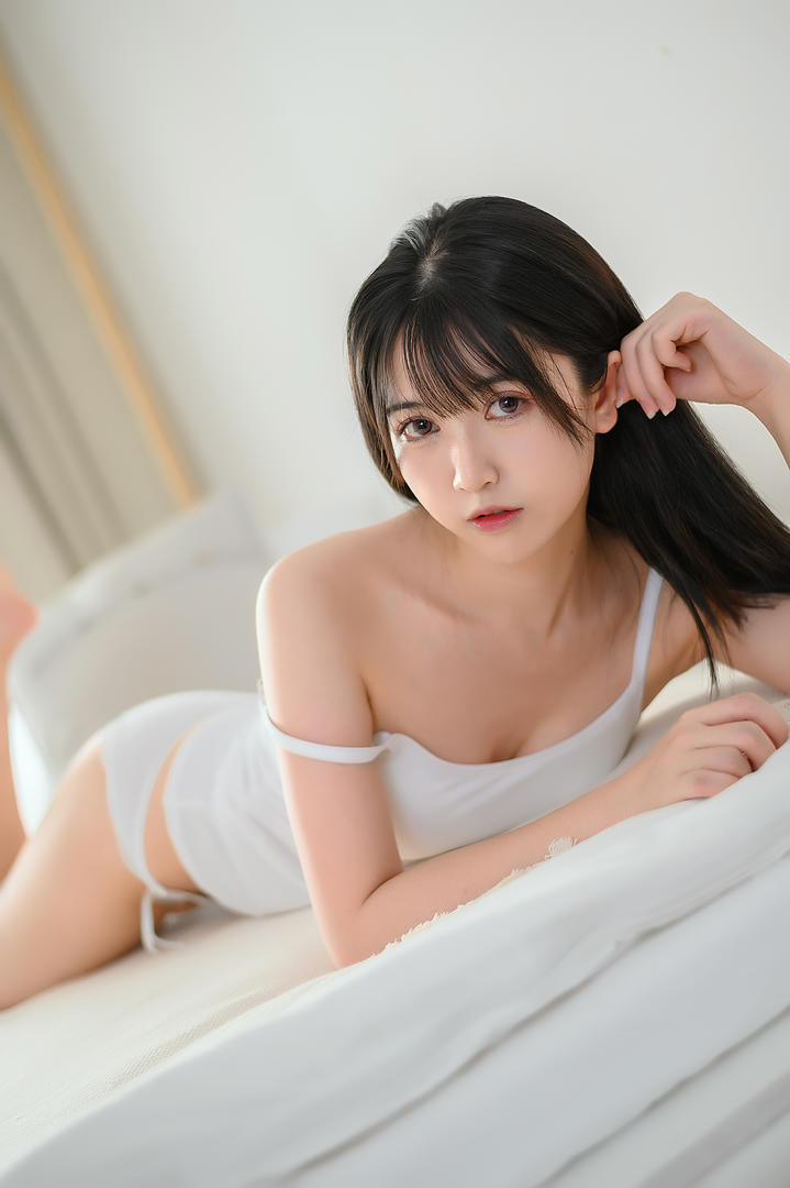 穿性感睡衣的清纯网红主播女生诱惑私拍下载