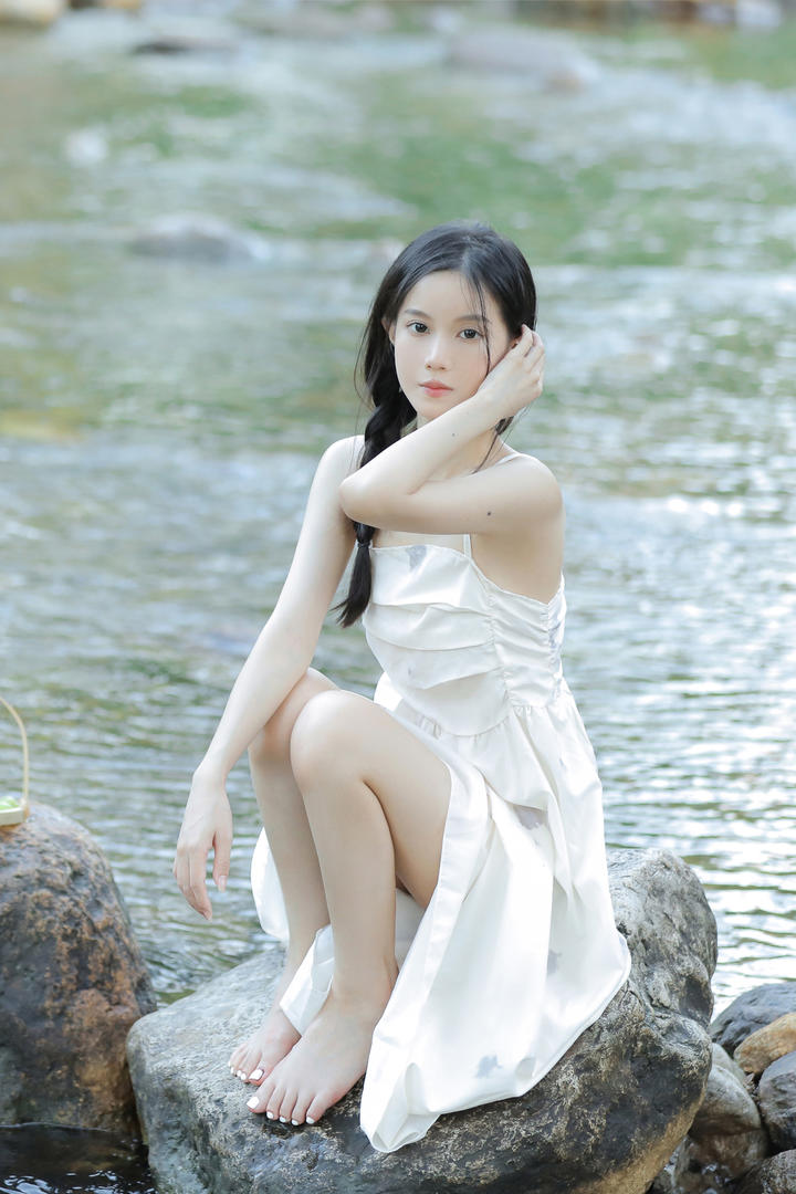 甜美白瘦幼女生户外溯溪131美女写真图片