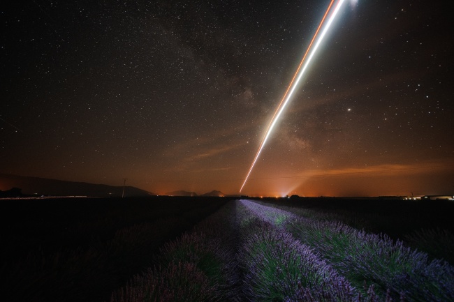 薰衣草田上的星空图片