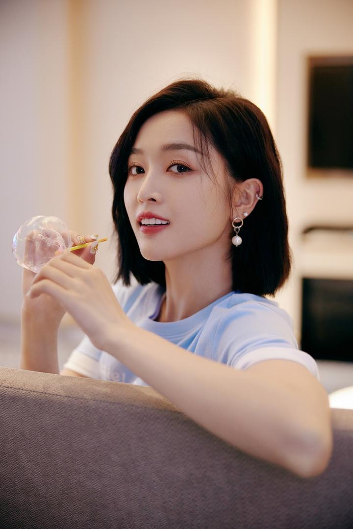 吹气球的中国美女明星吴宣仪居家生活照图片