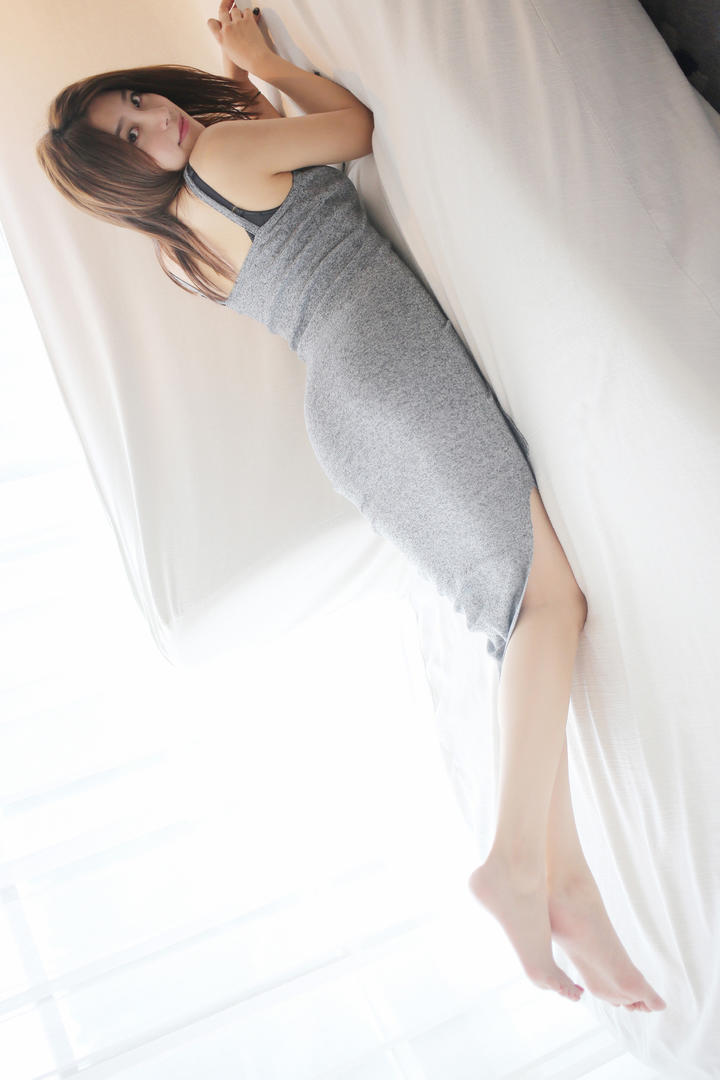 趴在床上的气质美女图片