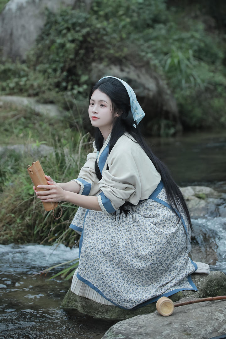 小溪边打水的清纯古装农村女孩个人艺术摄影图片