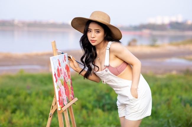 户外绘画艺术家性感美女图片