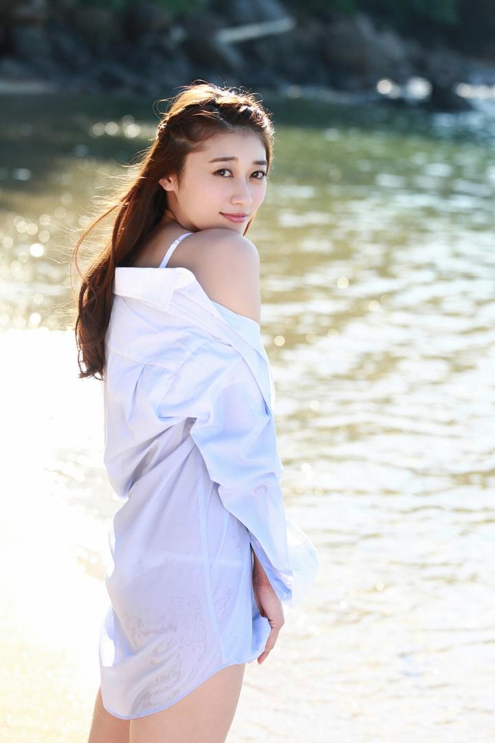 穿白衬衣的日本性感女神原幹恵高清图片