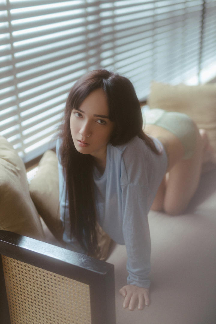 翘起屁股的性感撩人美女大胆人体艺术照图片