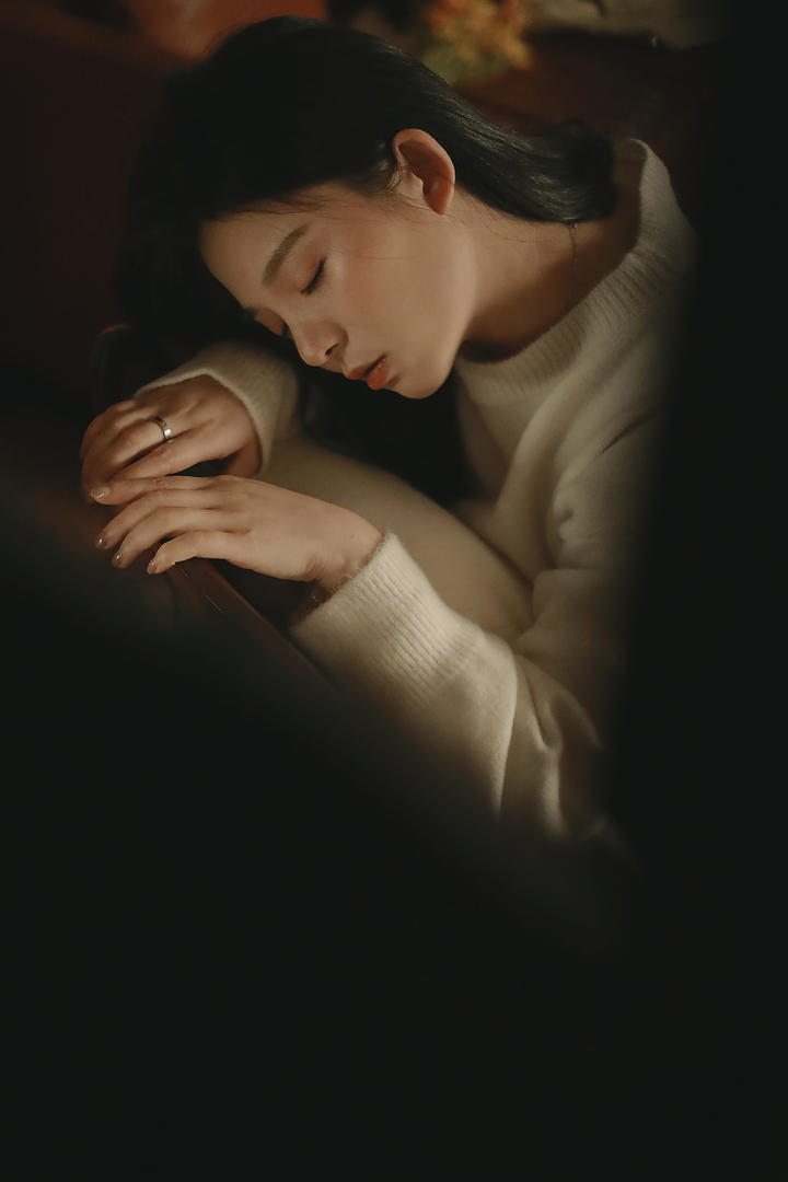 趴在沙发上睡觉的唯美qq头像女生图片