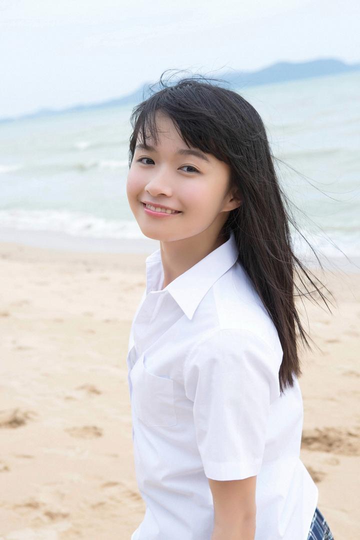 沙滩上的日本清纯女生壁纸图片大全