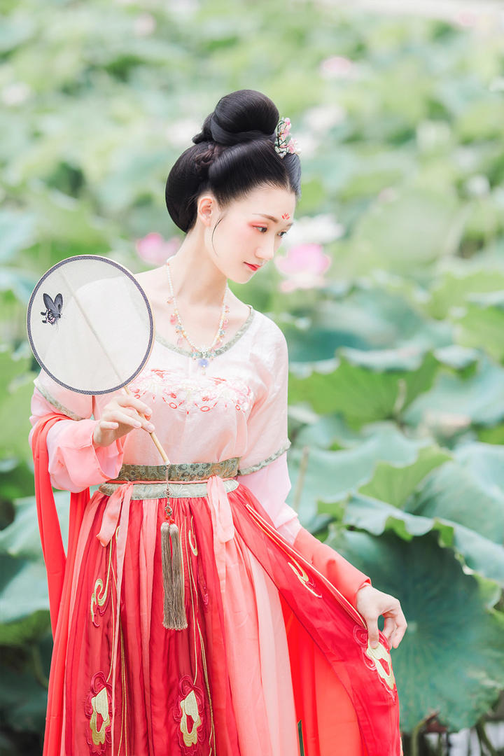 荷花池中的唯美古装美女写真图片