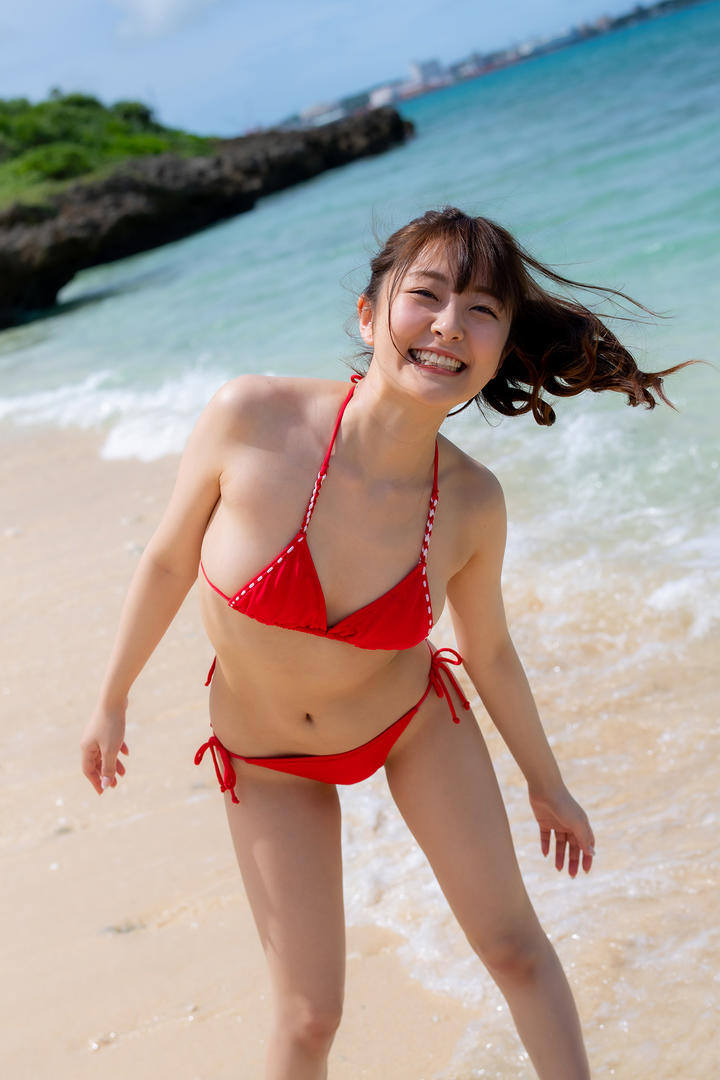 海边火辣身材的比基尼美女青空写真图片