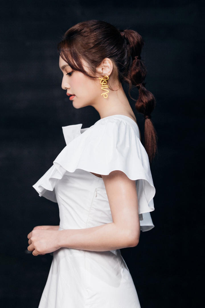 扎着辫子的美女明星杨丞琳侧身写真图片