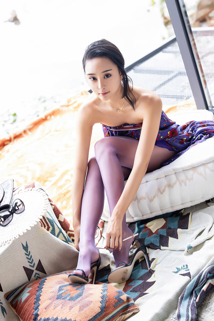 高清紫色丝袜美腿美女蓝夏气质女神写真图片