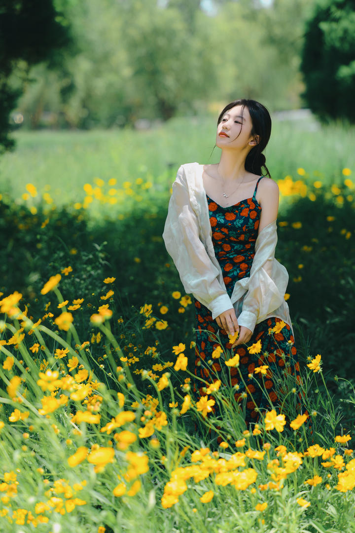 文艺气质美女户外摄影图片